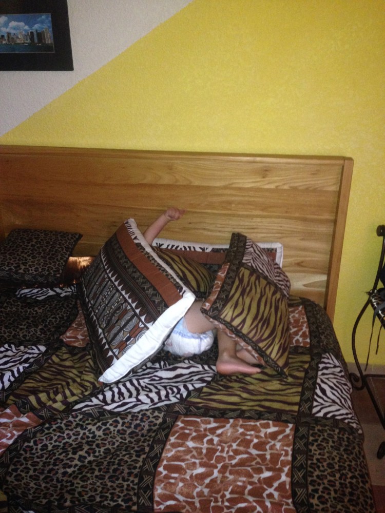 "El sol, está en mis ojos. ¿Puedes moverlo, Mami?" "The sun, it's in my eyes. Can you move it, Mommy?"